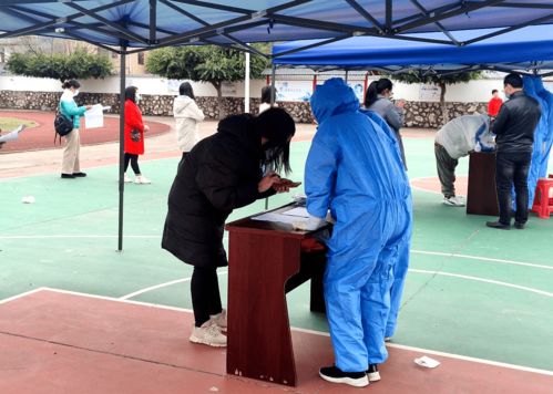 曲江楓灣鎮(zhèn)開展全員大規(guī)模新冠病毒核酸采集演練，運(yùn)動(dòng)場館高效服務(wù)顯擔(dān)當(dāng)